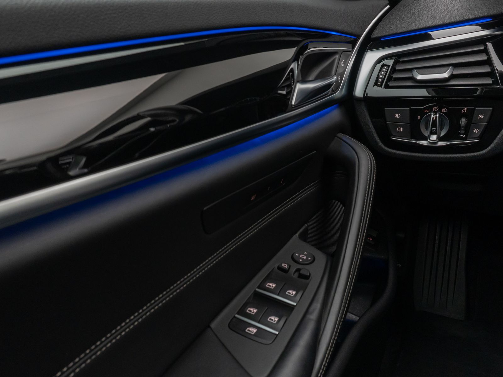 Fahrzeugabbildung BMW 540i xD SportLine Panorama HUD DAB HiFi 4xKlima