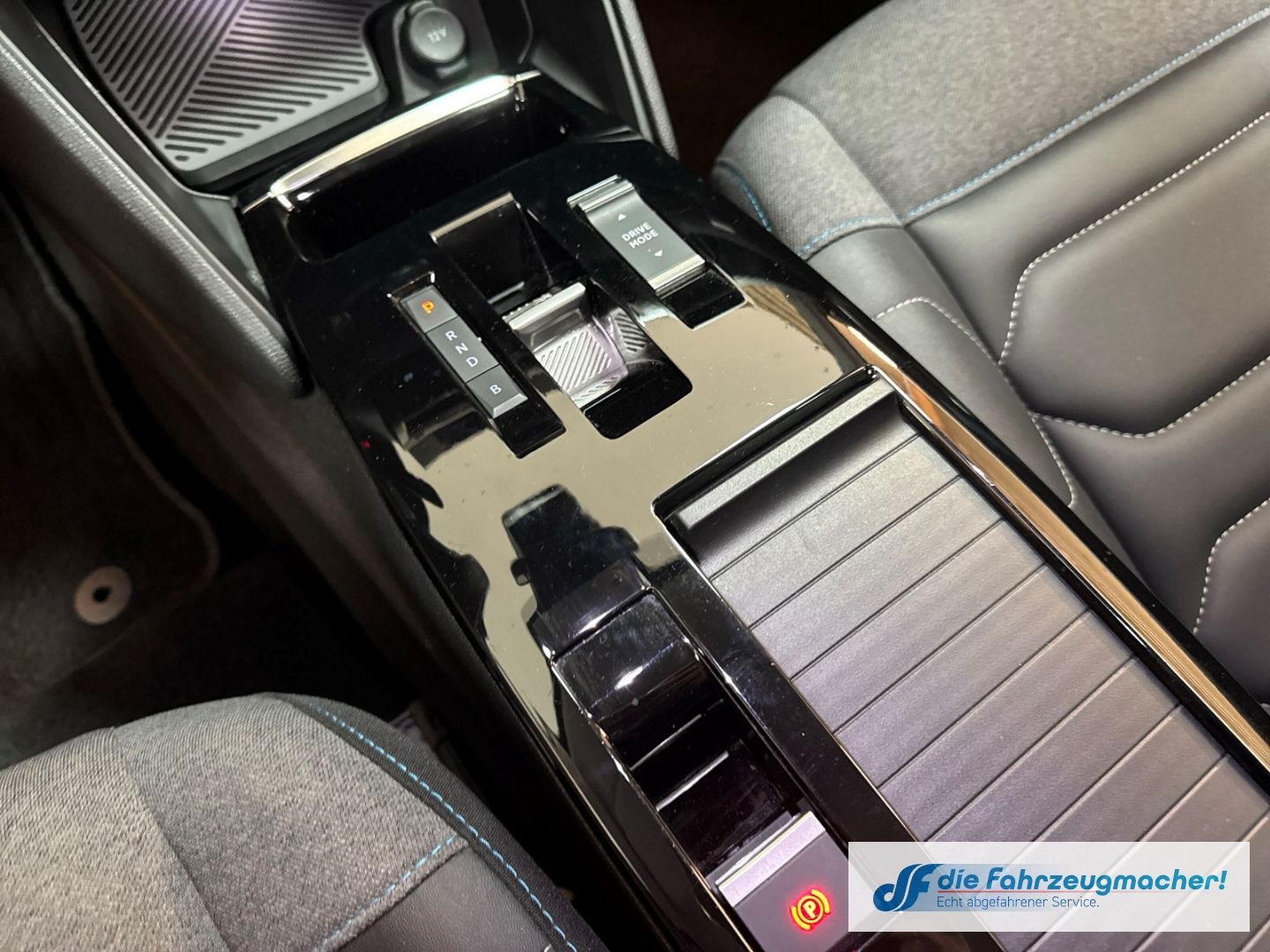 Fahrzeugabbildung Citroën C4 e - Shine HUD Navi 360 Kamera LED Apple CarPl
