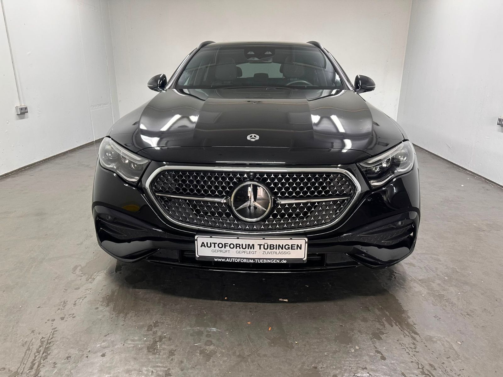 Fahrzeugabbildung Mercedes-Benz E 220 d 4MATIC T *AMG-LINE ADVANCED*PANO*KEYGO*