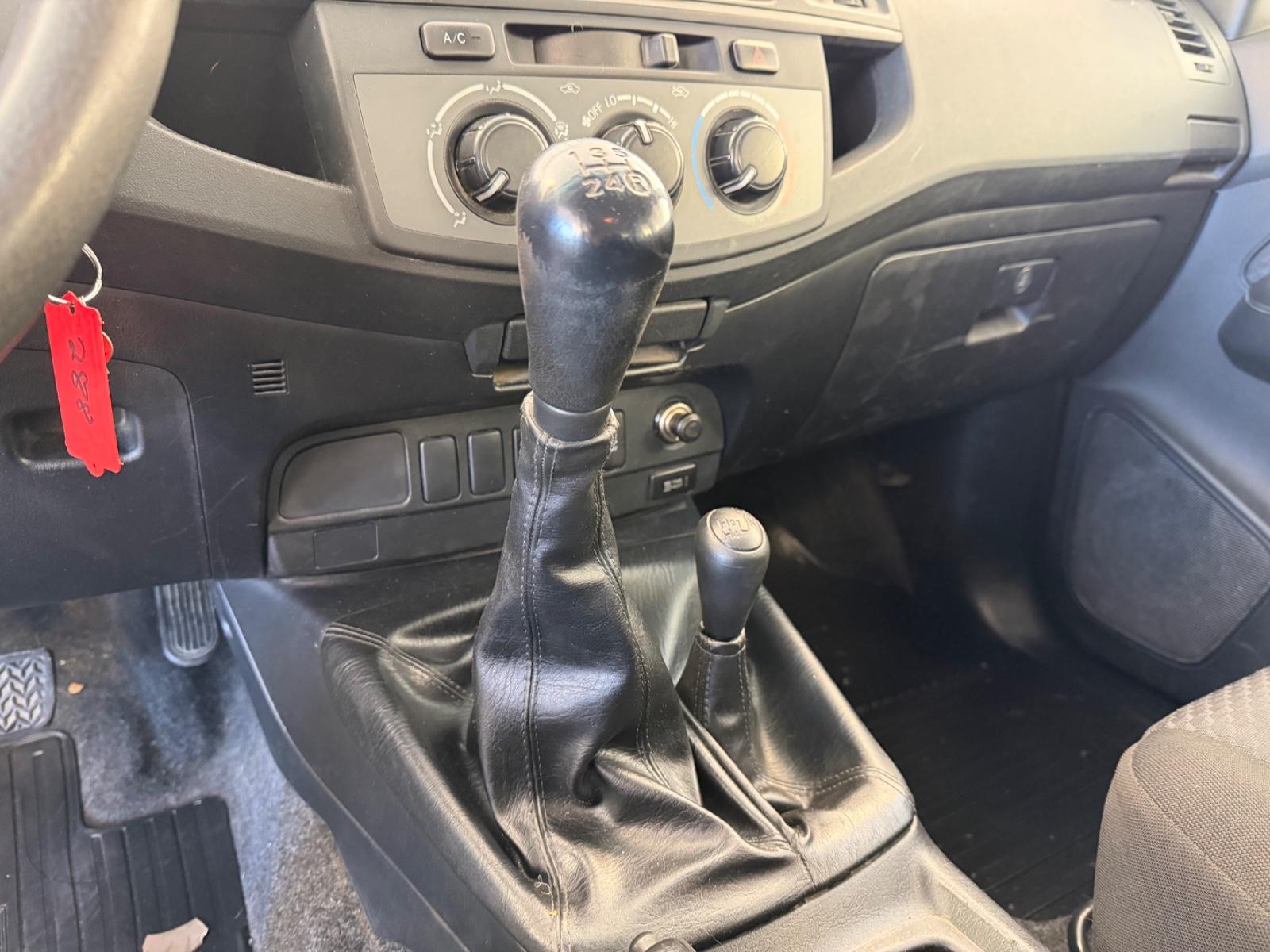 Toyota Hilux Double Cabine 2.5 D-4D | 144 ch | BVM | Feux diurnes LED | Vitres surteintées | Blocage de différentiel arrière