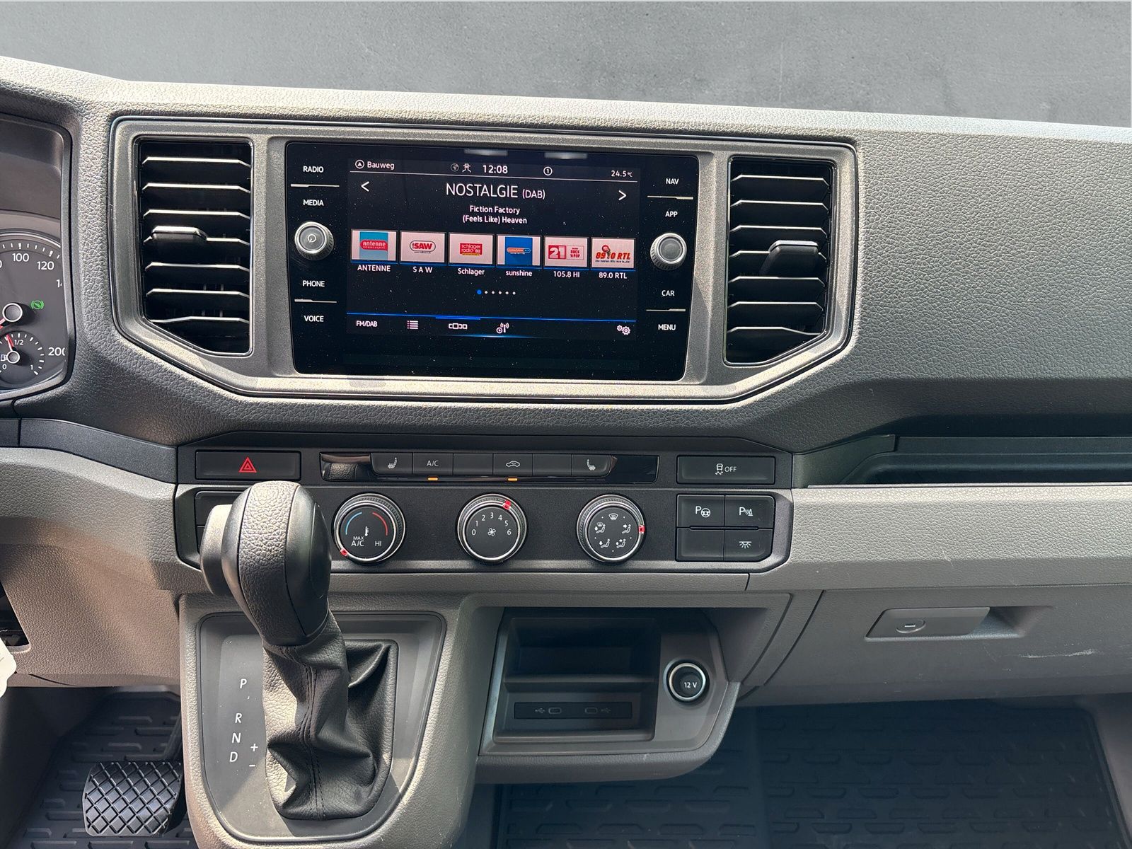 Fahrzeugabbildung Volkswagen Crafter Kasten 2.0 TDI MR Hochdach SHZ ACC