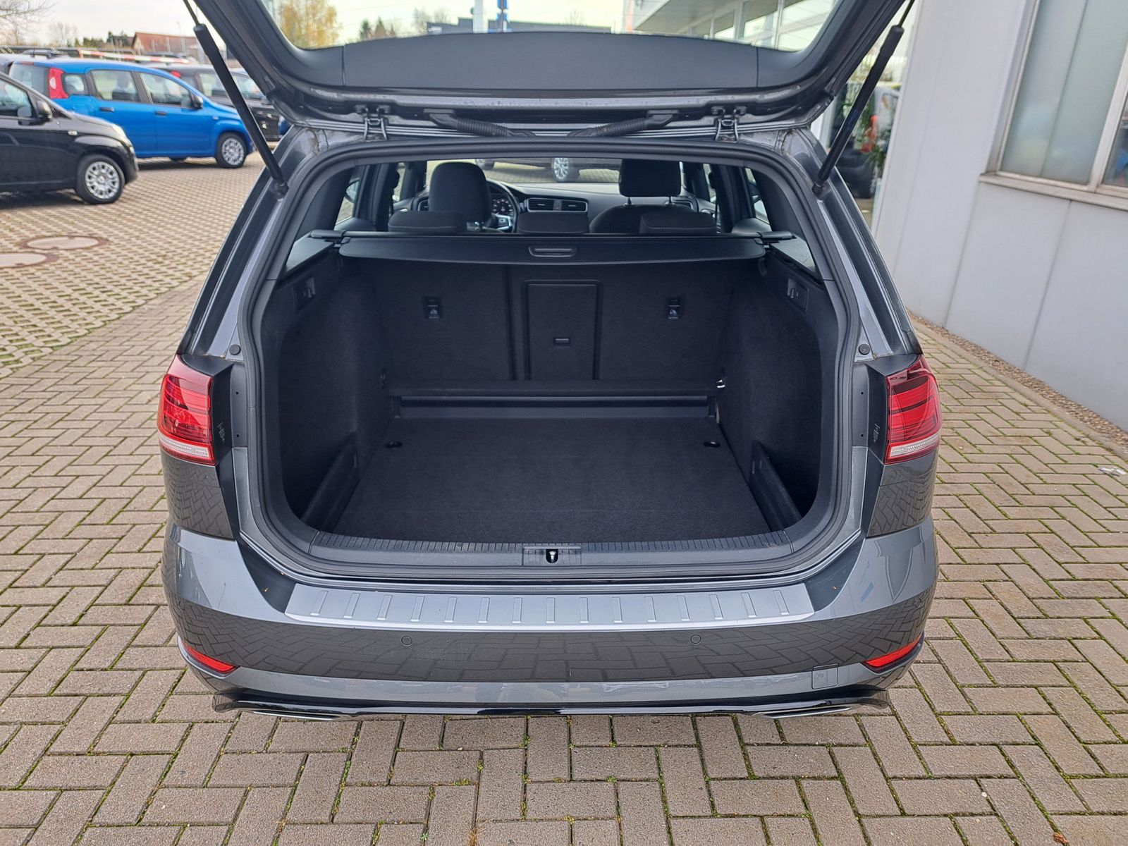 Fahrzeugabbildung Volkswagen Golf 2x R-LINE 1.5TSI DSG LED DYNAUDIO-SOUND ACC