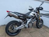 Aprilia Dorsoduro 750 mit Apfelkuchen - APRILIA WEIß