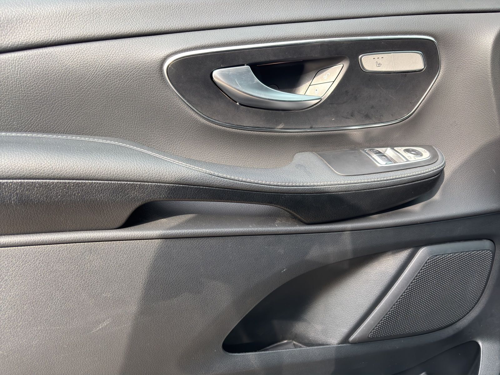 Fahrzeugabbildung Mercedes-Benz V300d 4M XL Avantg DISTRO 8-Sitz AHK Standh MLED
