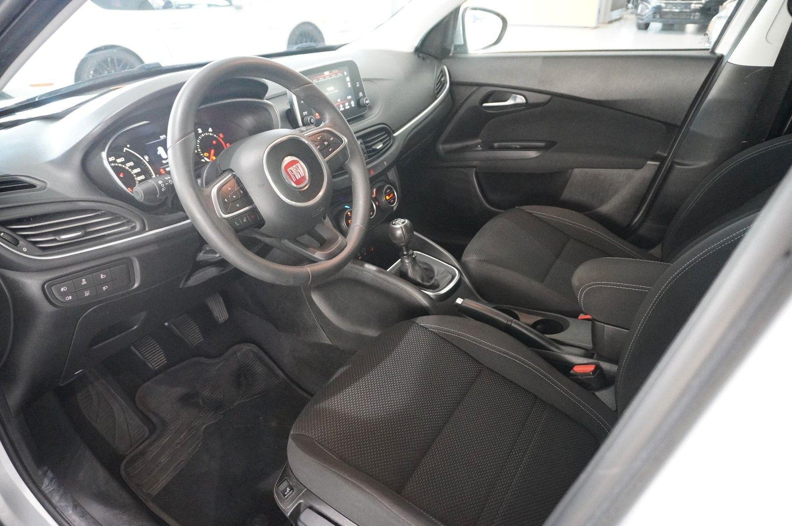 Fahrzeugabbildung Fiat Tipo 1.6D LIM. LOUNGE NAVI/LED/KAMERA/SHZ/TEMP.