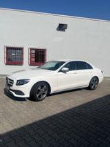 Mercedes-Benz E200 - Mercedes-Benz 200 mit Benzin-Antrieb: Limousine