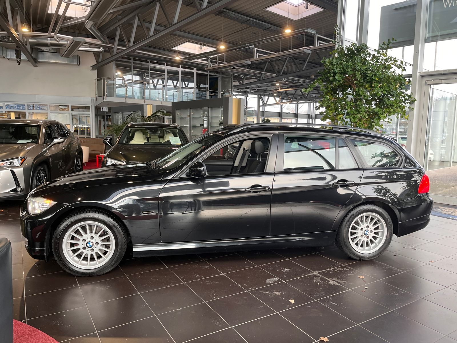 Fahrzeugabbildung BMW 320i  Touring PANO XENON NAVI