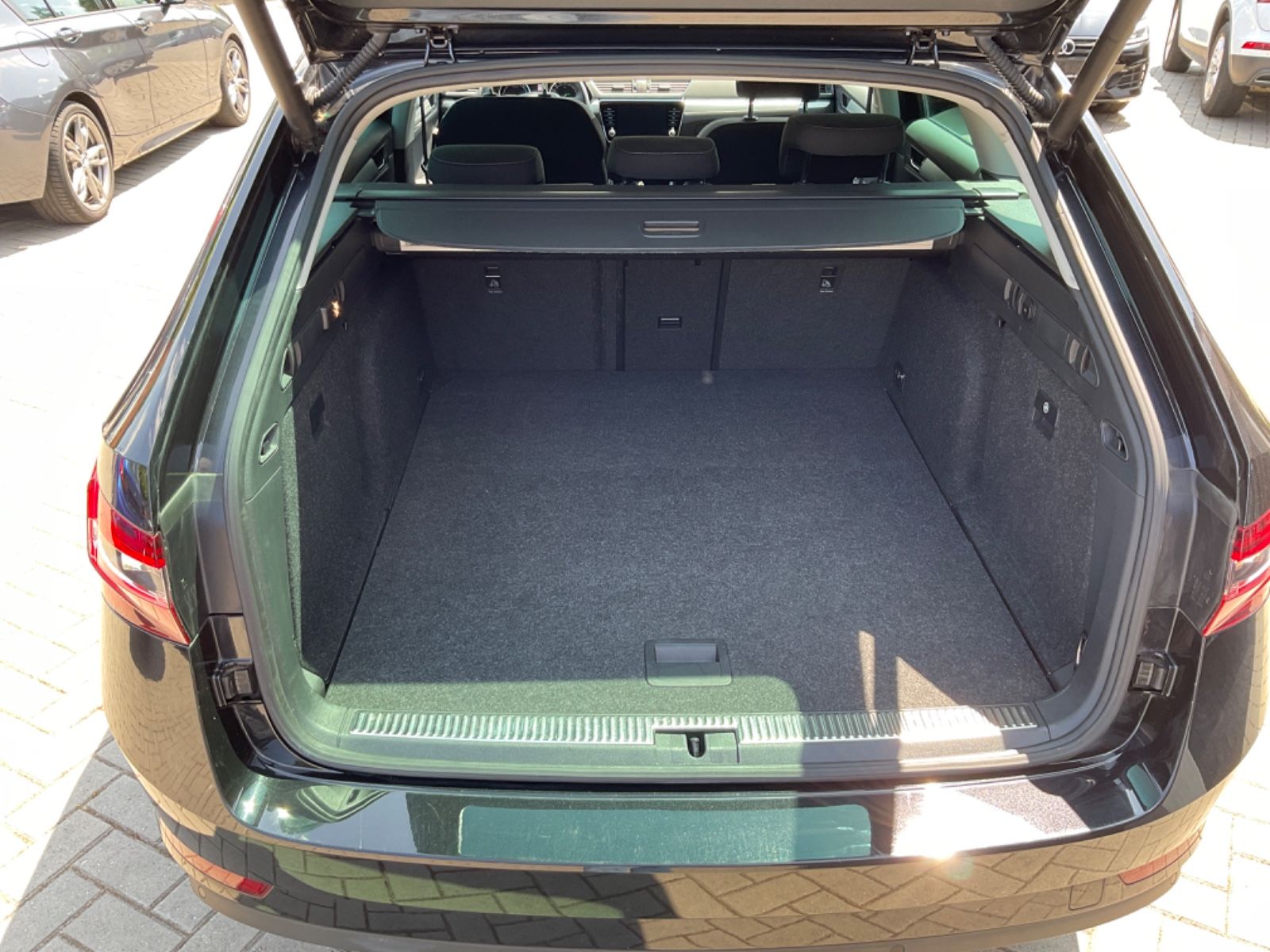 Fahrzeugabbildung SKODA Superb Kombi 2.0 TDI DSG AMBITION,Navi,Kamera