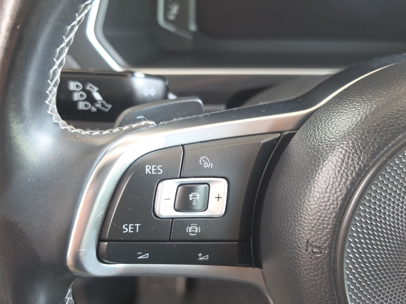 Fahrzeugabbildung Volkswagen Tiguan  R-LINE HiGHLiNE  4MOTION PANORAMA DACH