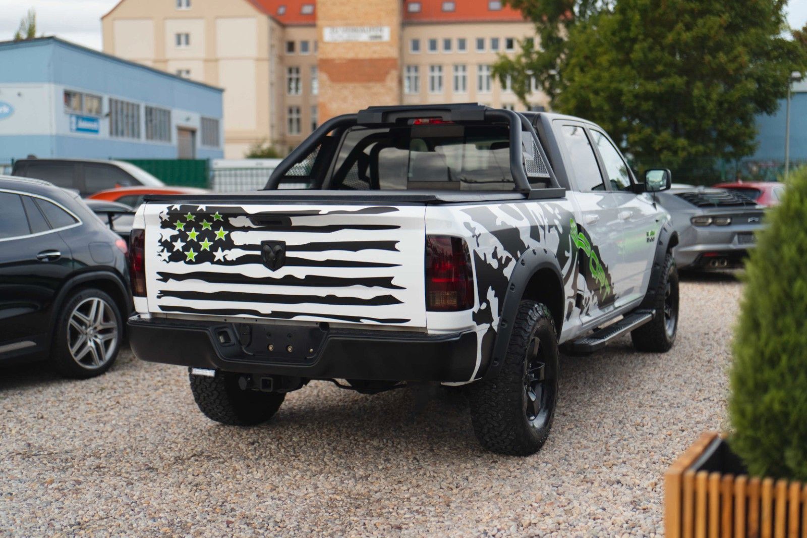 Fahrzeugabbildung Dodge RAM 5.7 V8 HEMI 4x4 OFFROAD Night-Paket LONGBED