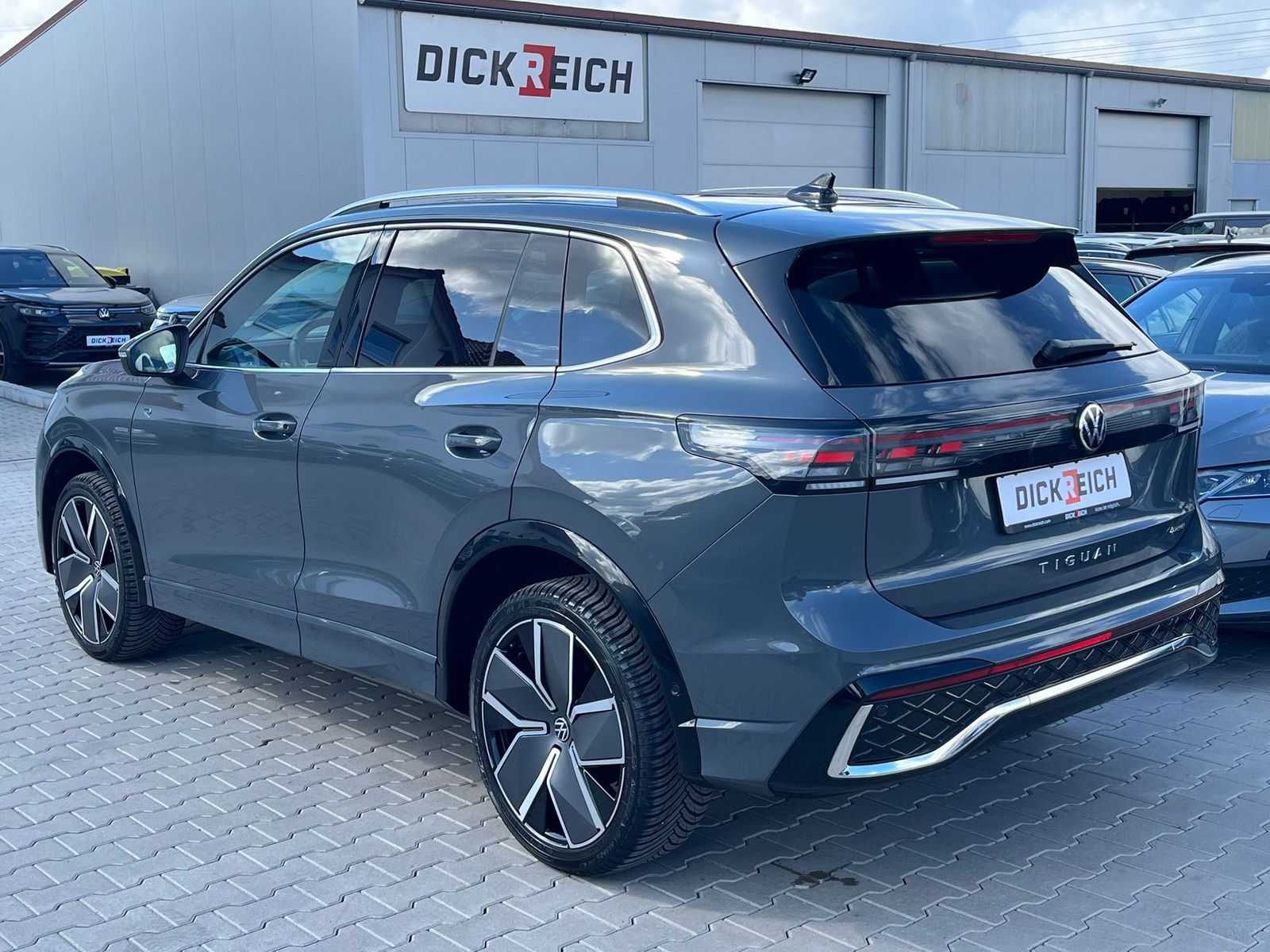 Fahrzeugabbildung Volkswagen Tiguan 2.0 TDI 4M R-Line PANO*H&K*AHK*MATRIX*20"