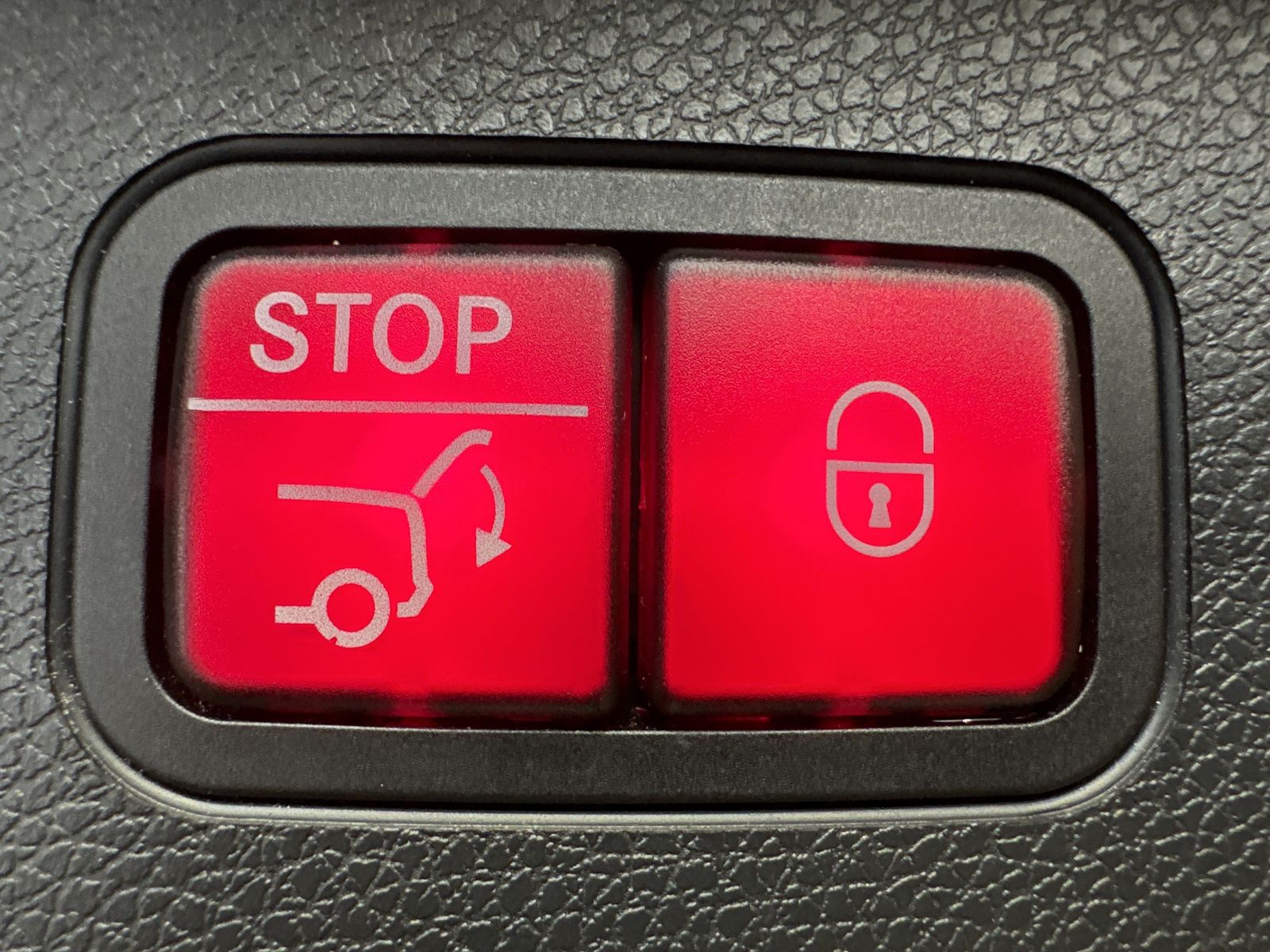 Fahrzeugabbildung Mercedes-Benz E 300e T AMG-Line NAV+LED+360°+PANO+WIDE+CARPLAY