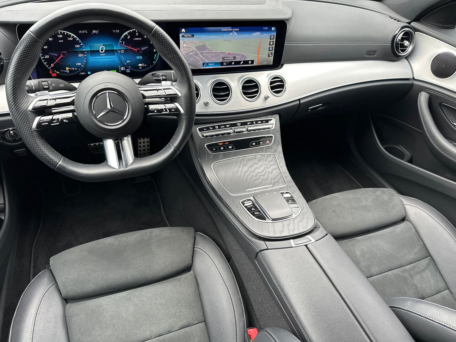 Fahrzeugabbildung Mercedes-Benz E 300de T AMG Line NAV+LED+ACC+KAMERA+HUD+AHK+PP