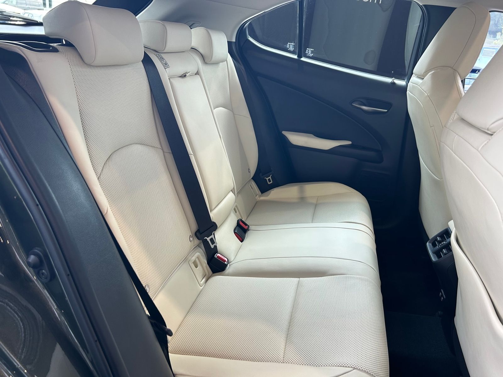 Fahrzeugabbildung Lexus UX 250 h Luxury PANO 360°