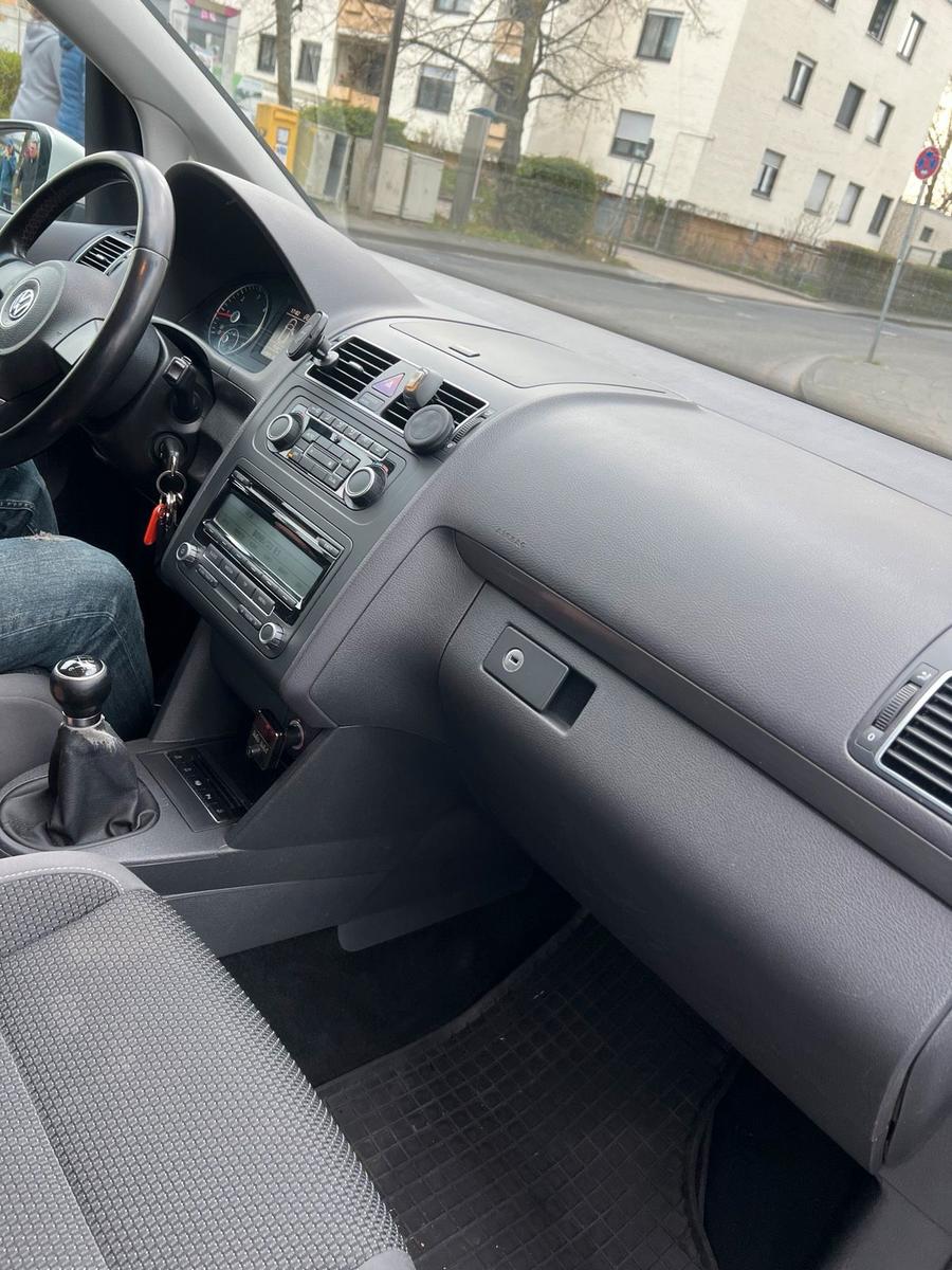 Volkswagen Touran 2011 — photo 7