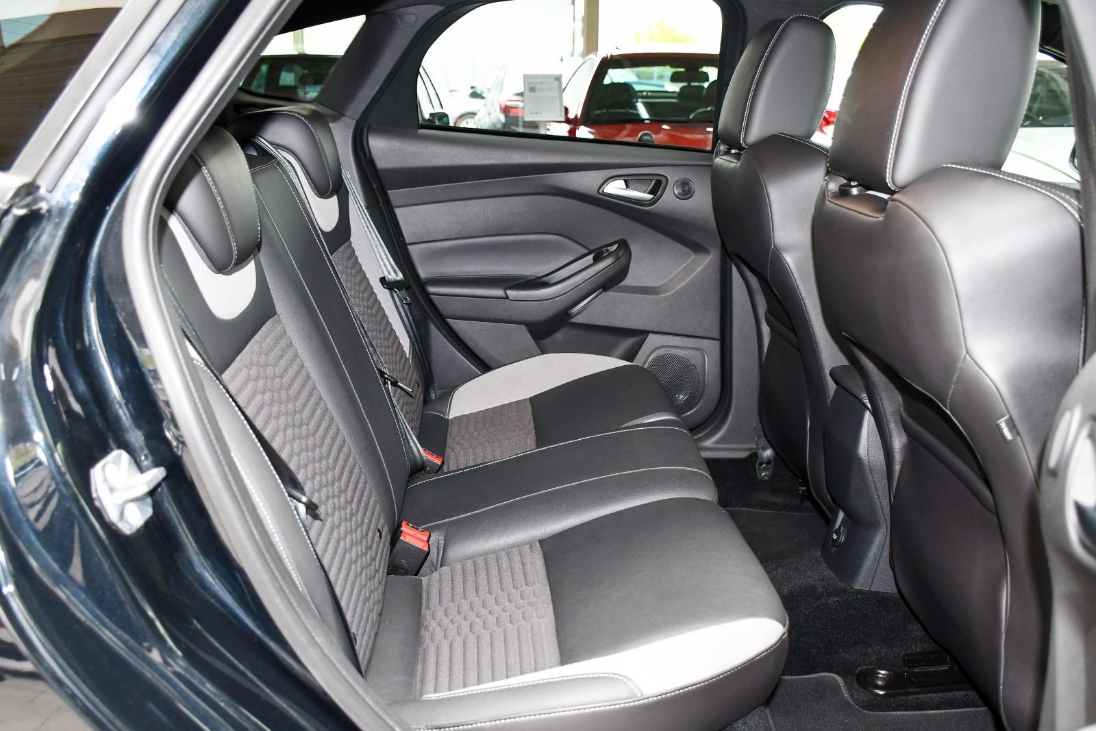 Ford Focus Lim. ST Schalter Recaro Kamera Navi 1.Hand