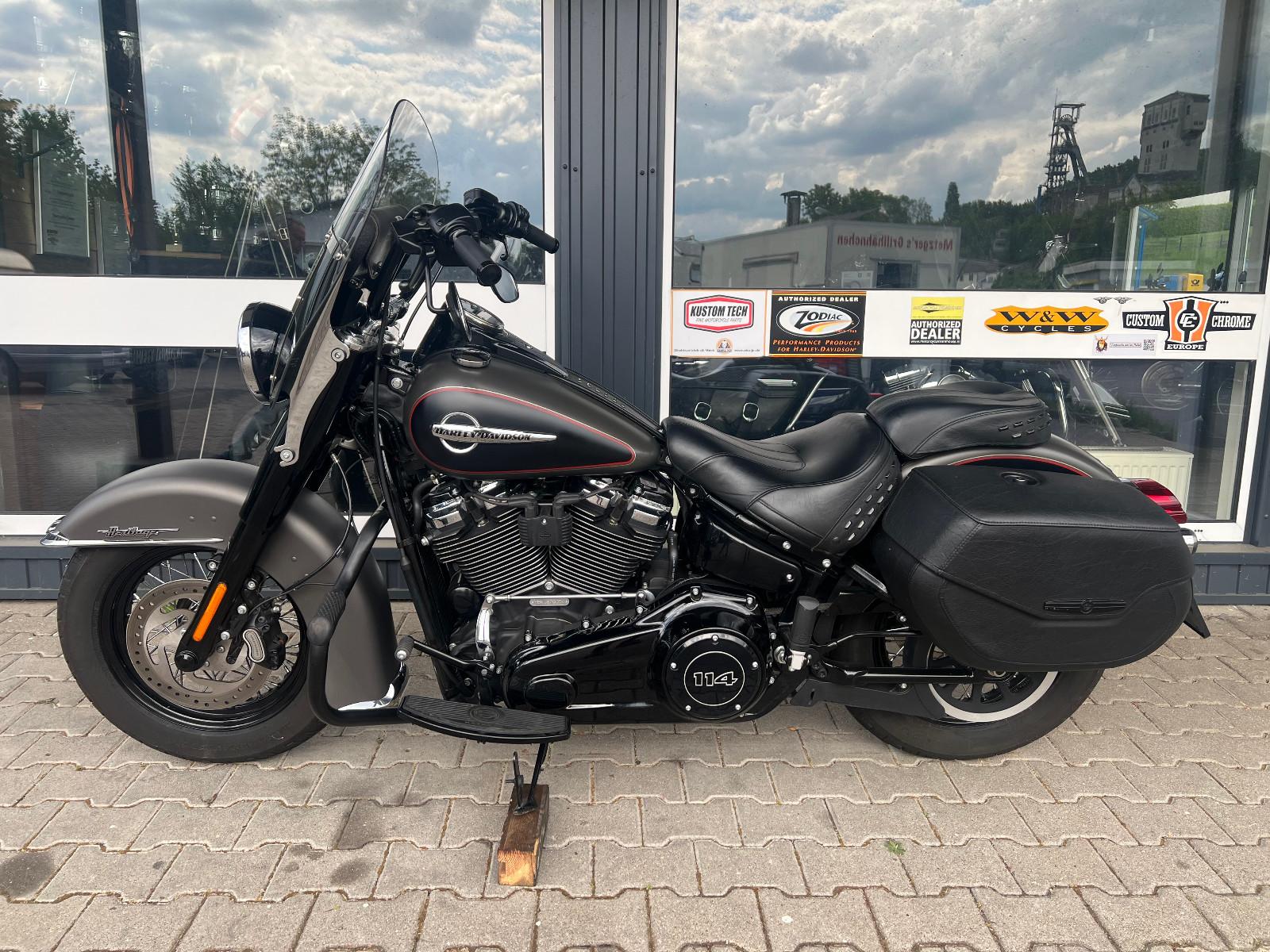 Harley-Davidson FLHCS Heritage Classic 114