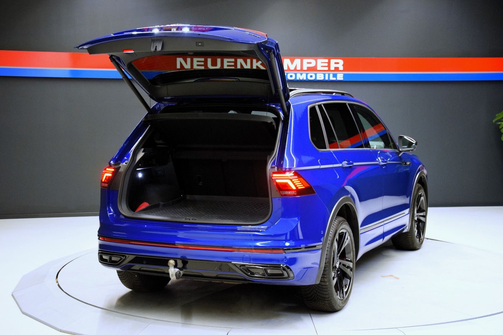 Fahrzeugabbildung Volkswagen Tiguan R-Line 4Motion Pano ACC LED HuD h/k AHK