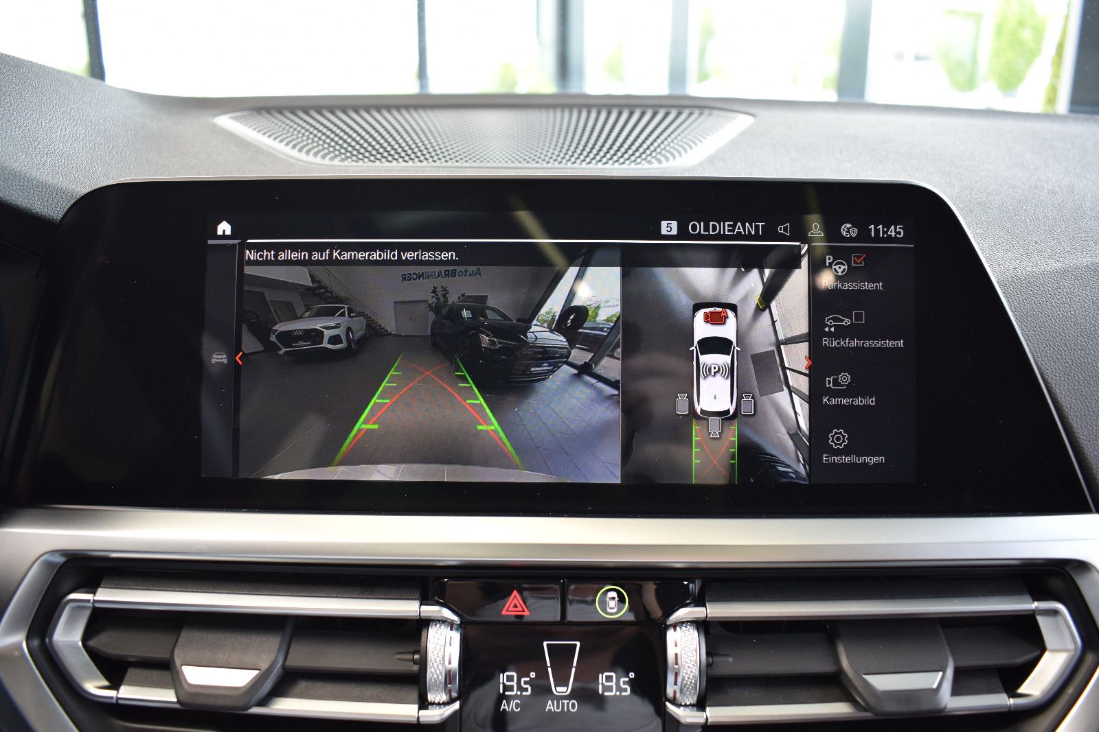 BMW 320d Touring Aut. Advantage Laser~Pano~LiveC~HUD foto 17