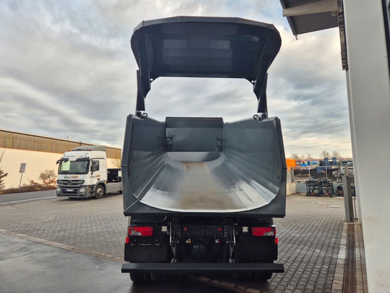 Fahrzeugabbildung Iveco AD410T46W 8x8 Hinterkipper Hydr. Klappe