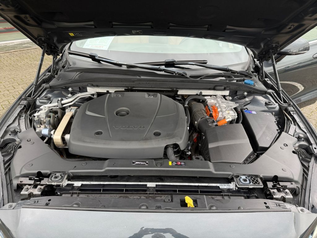VOLVO V60 T8 AWD Twin Engine Inscription AHK semi elek VOLVO V60 T8 AWD Twin Engine Inscription AHK semi elek
