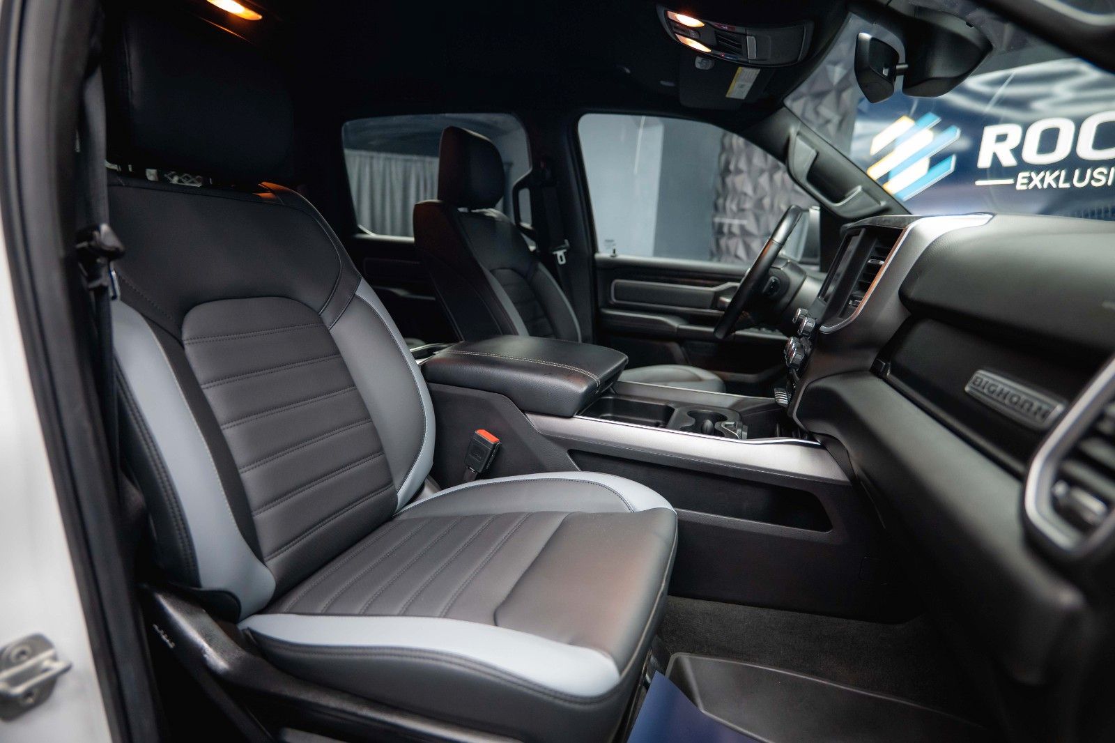 Fahrzeugabbildung Dodge RAM 5.7 V8 HEMI 4x4 OFFROAD Night-Paket *LED*