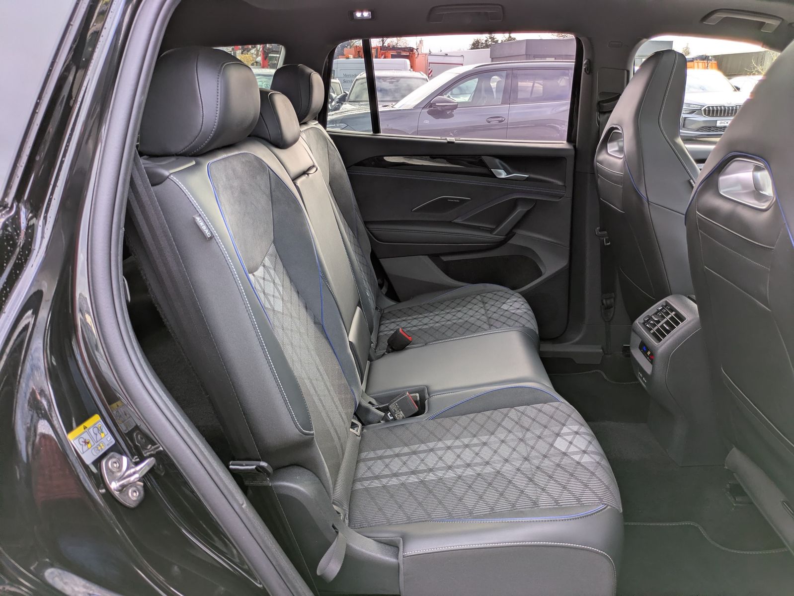 Fahrzeugabbildung Volkswagen Tayron 2.0 TDI 4M R-Line 7Si*MATRIX*AHK*PANO*HUD