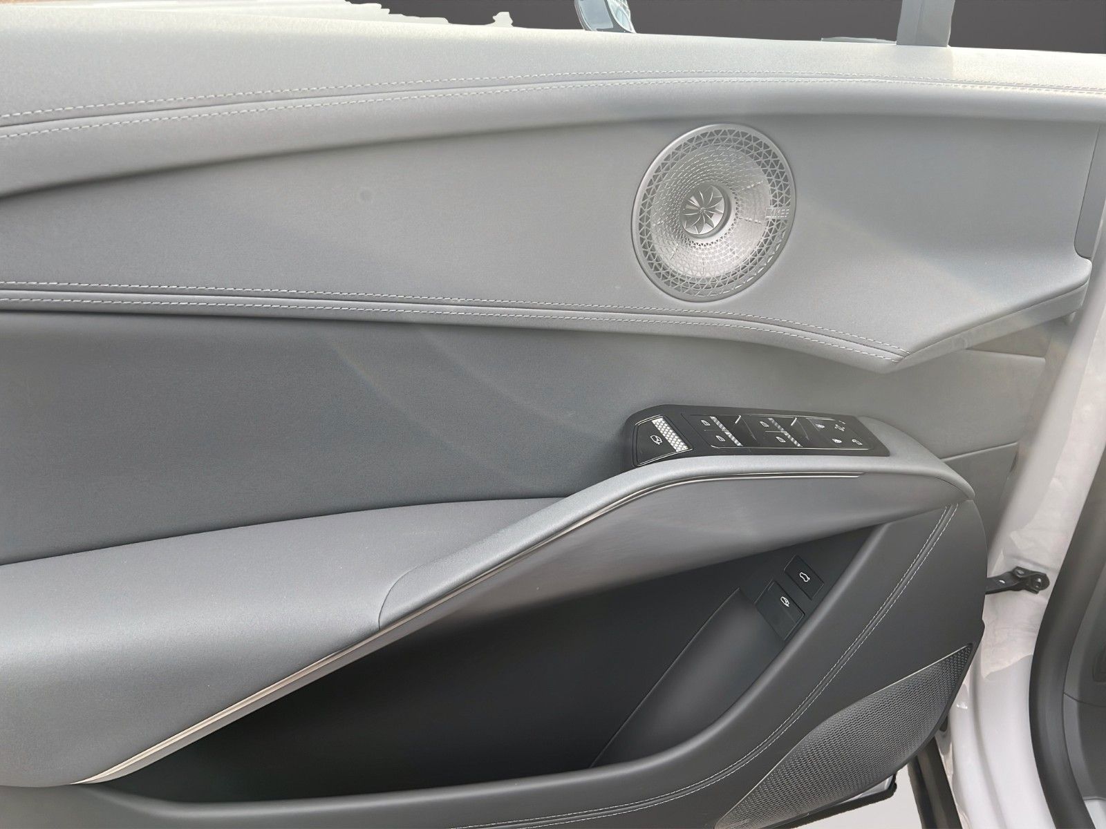 Fahrzeugabbildung Lotus Eletre 600 Business AHK sofort lieferbar