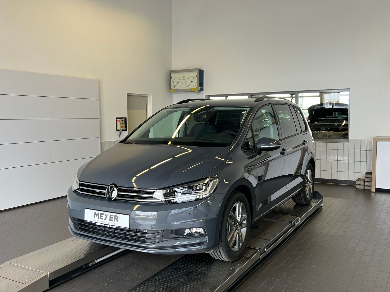 Fahrzeugabbildung Volkswagen Touran Comfortline 1.5 TSI DSG *LED, AHK, 7-Sitz