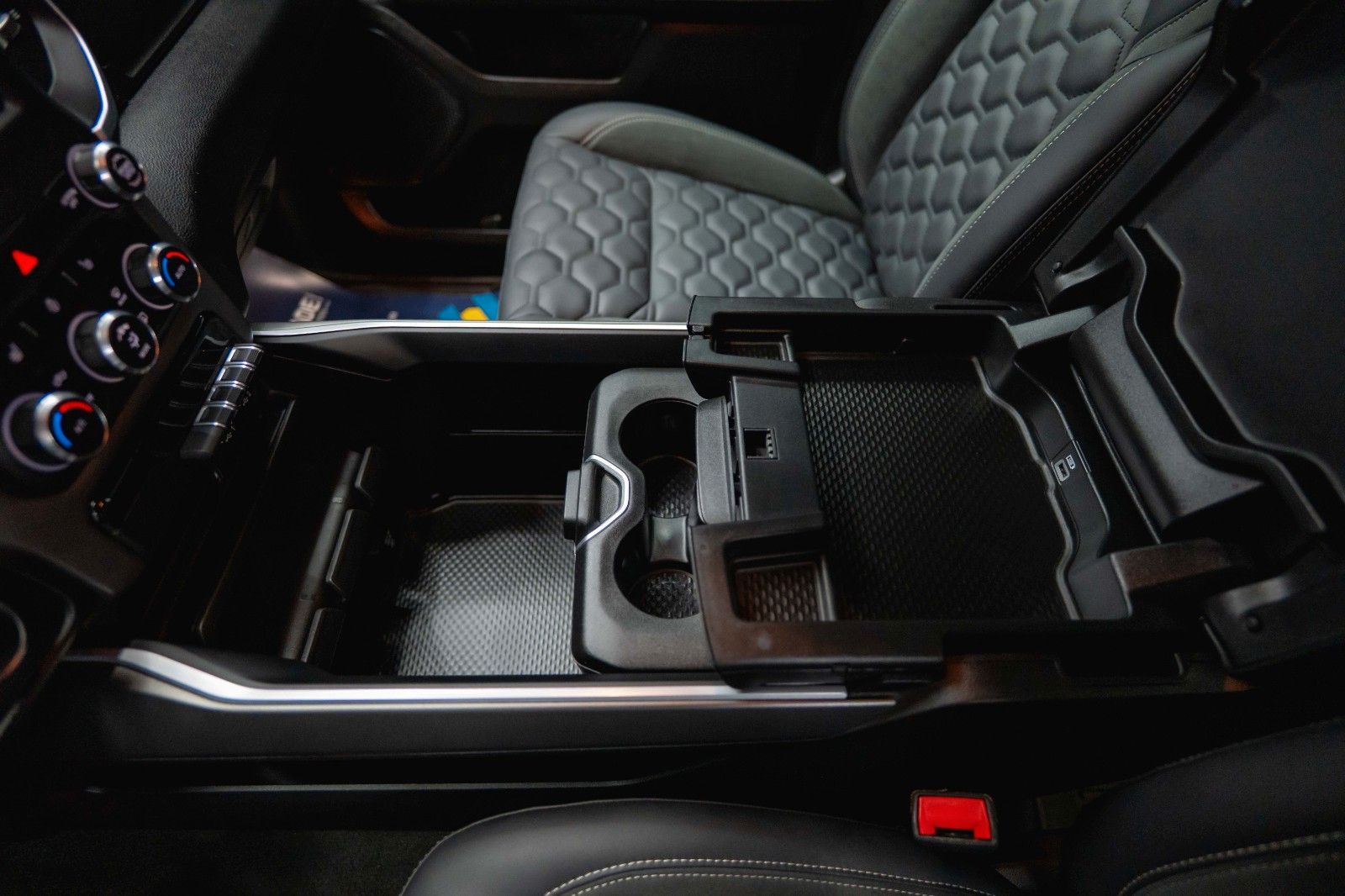 Fahrzeugabbildung Dodge RAM 5.7 V8 HEMI 4x4 Offroad Night-Paket LED 19%