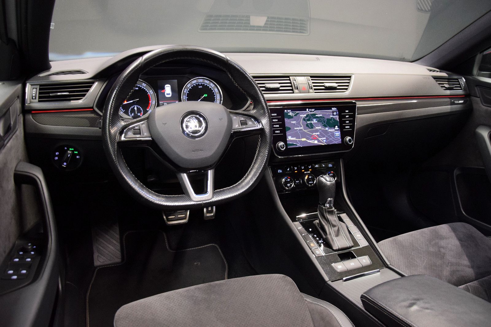 Fahrzeugabbildung SKODA Superb Combi Sportline DSG Pano. Bi-Xenon Memory