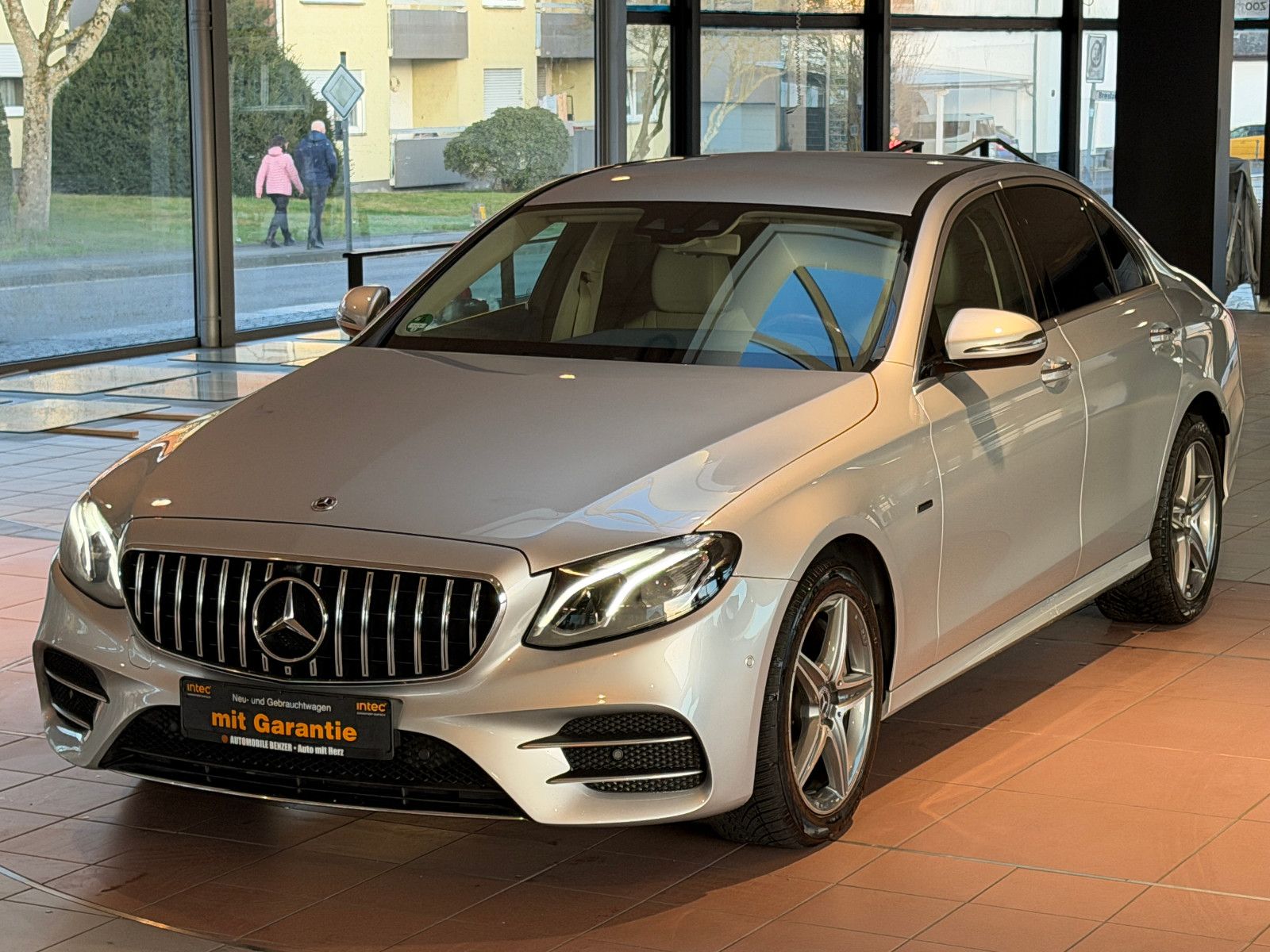 Fahrzeugabbildung Mercedes-Benz E 300 de/AMG/HEAD-UP/VIRTUAL/AMBIENTE/BURMESTER/