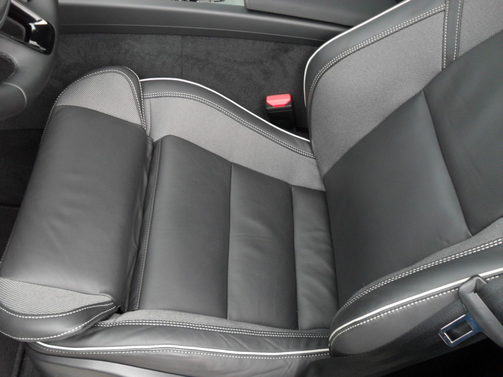 Fahrzeugabbildung Volvo XC 60 B5 Plus Black Edition AWD