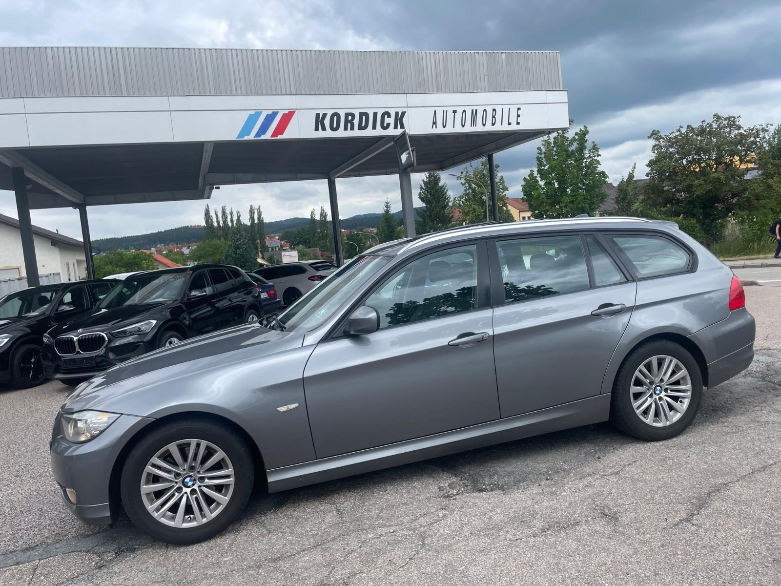 BMW 318 2012 — rear view