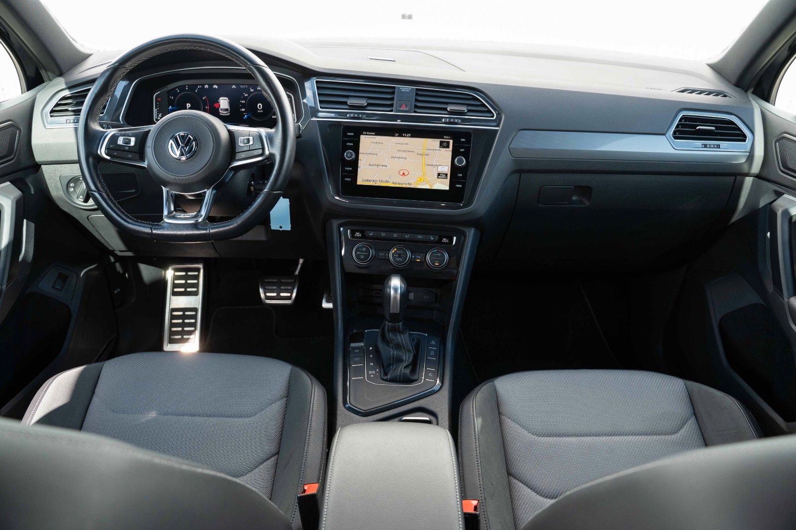 Fahrzeugabbildung Volkswagen TIGUAN 1.5TSI R-LINE BLACKSTYLE 360° DSG AHK LED