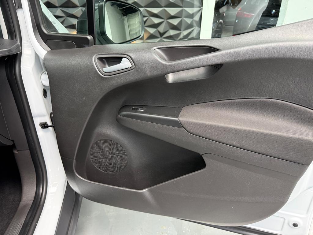 Ford Transit Courier 1.5 TDCi, Foto 30 von 40