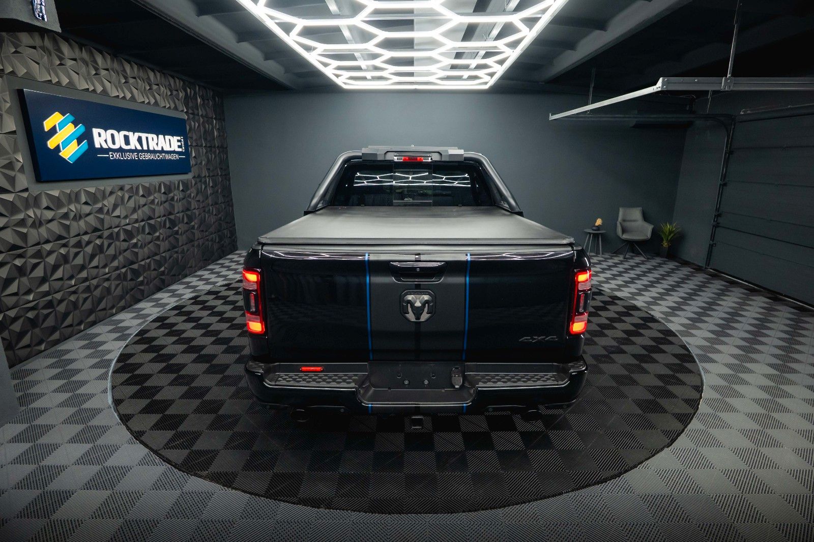 Fahrzeugabbildung Dodge RAM 5.7 V8 HEMI 4x4 OFFROAD Night-Paket LONGBED