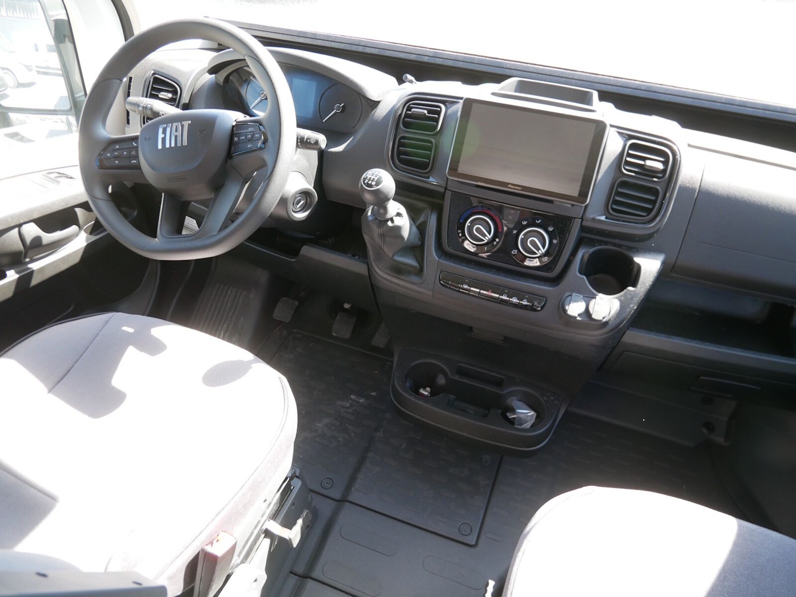 Fahrzeugabbildung Chausson Van First Line V594L Dörr Black-Edition exklusiv