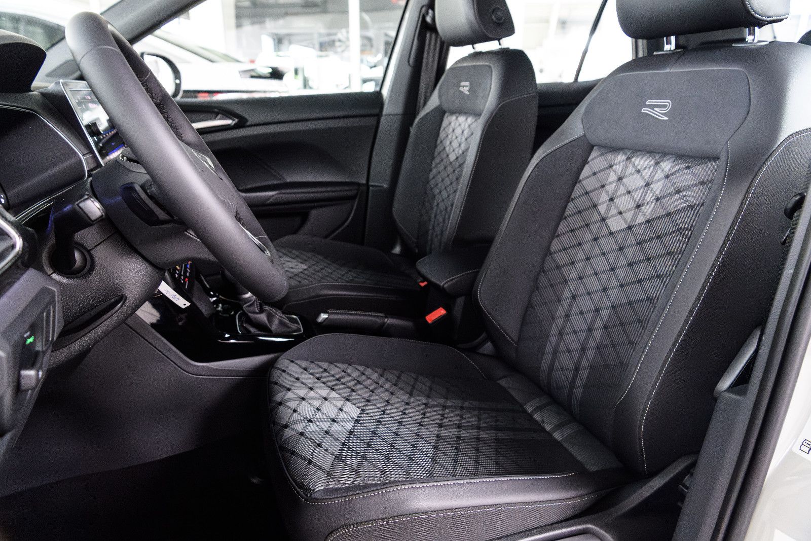 Fahrzeugabbildung Volkswagen T-Cross 1.0 TSI R-Line+DSG+Kamera+AHK+GJ-Reifen