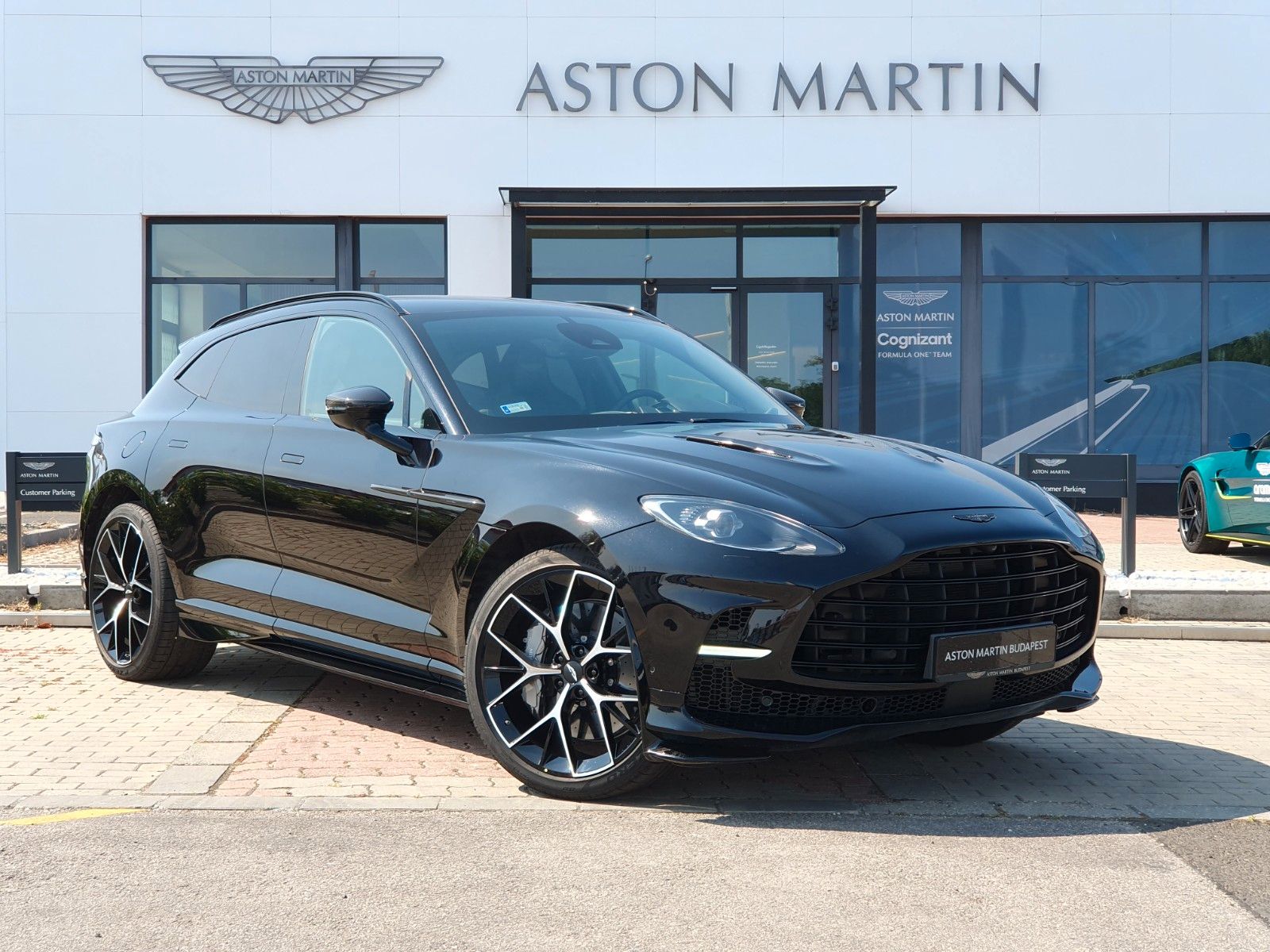 ASTON MARTIN DBX