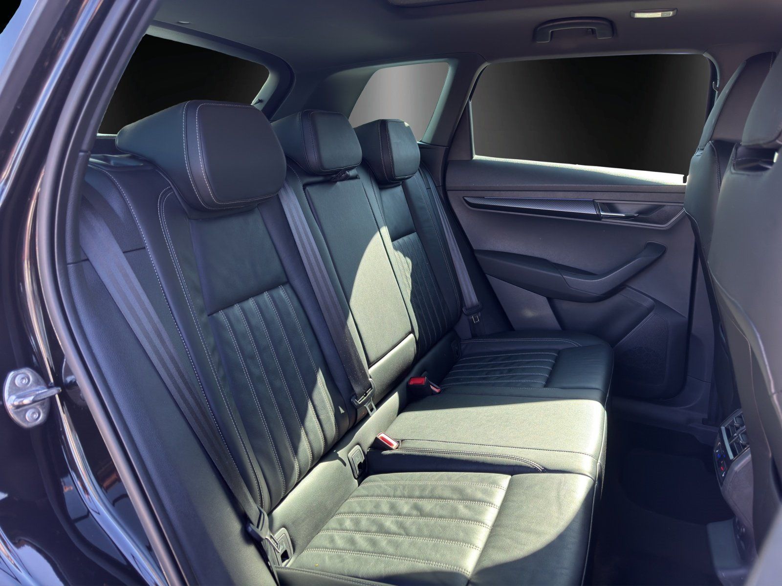 Fahrzeugabbildung SKODA Karoq 2.0 TDI Sportline 4x4/PANO/AHK/KAMERA/ACC/