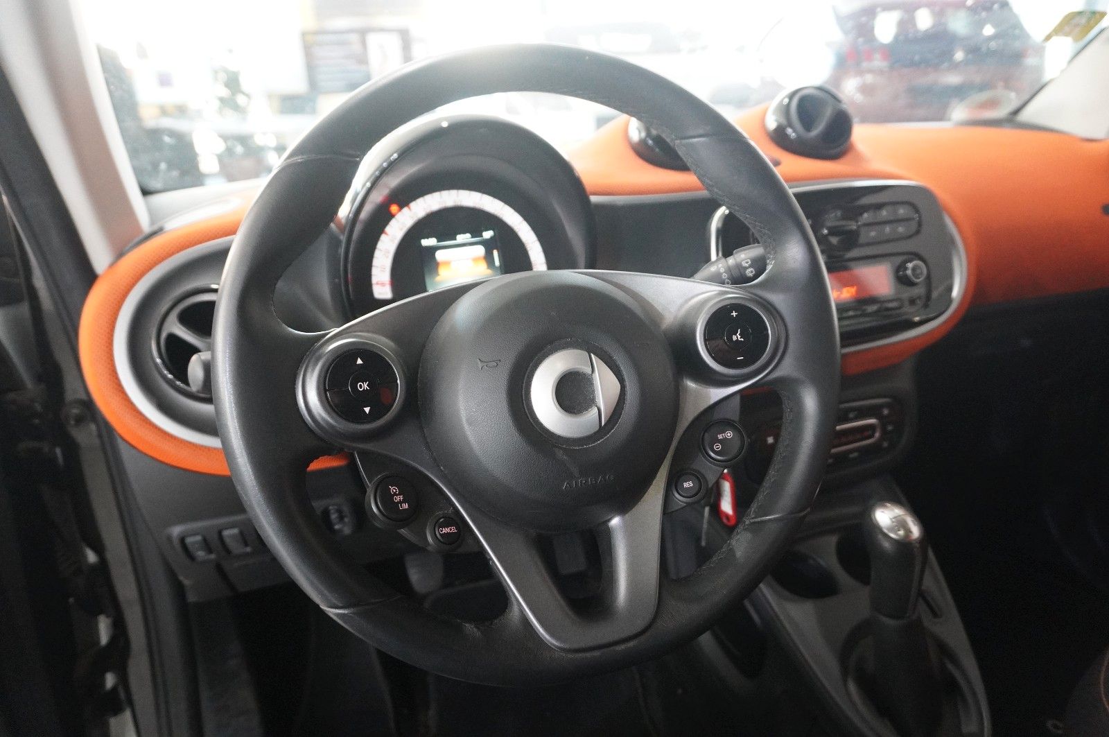 Fahrzeugabbildung Smart ForTwo 1.0 COUPE LED/KLIMA/SHZ/PANO./SPORT/USB