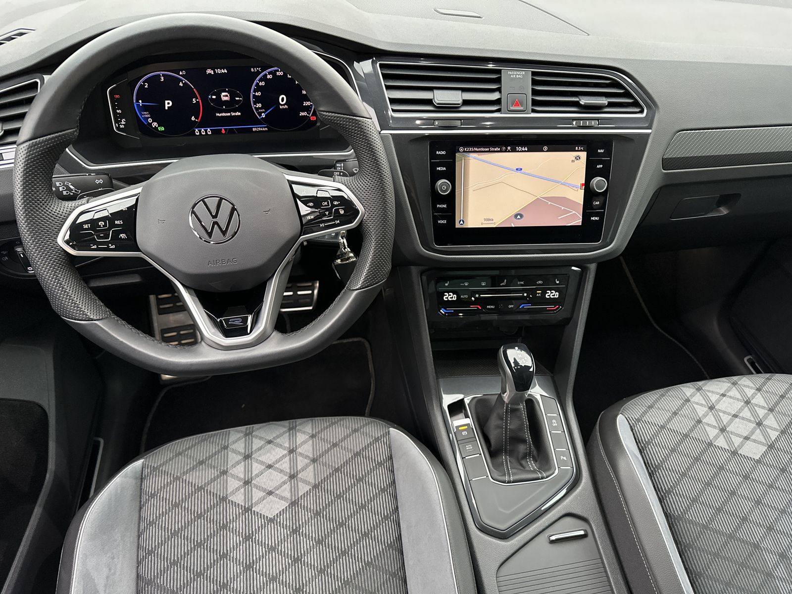 Fahrzeugabbildung Volkswagen Tiguan 2.0 TDI DSG R-Line NAV+LED+AHK+VCOCK+ACC