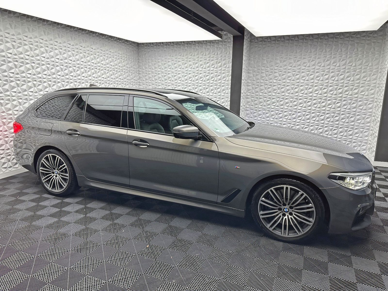 Fahrzeugabbildung BMW 540d XDR/M-PAKET/STANDHZ/3xTV/H&K/PANO/360°/SOFT