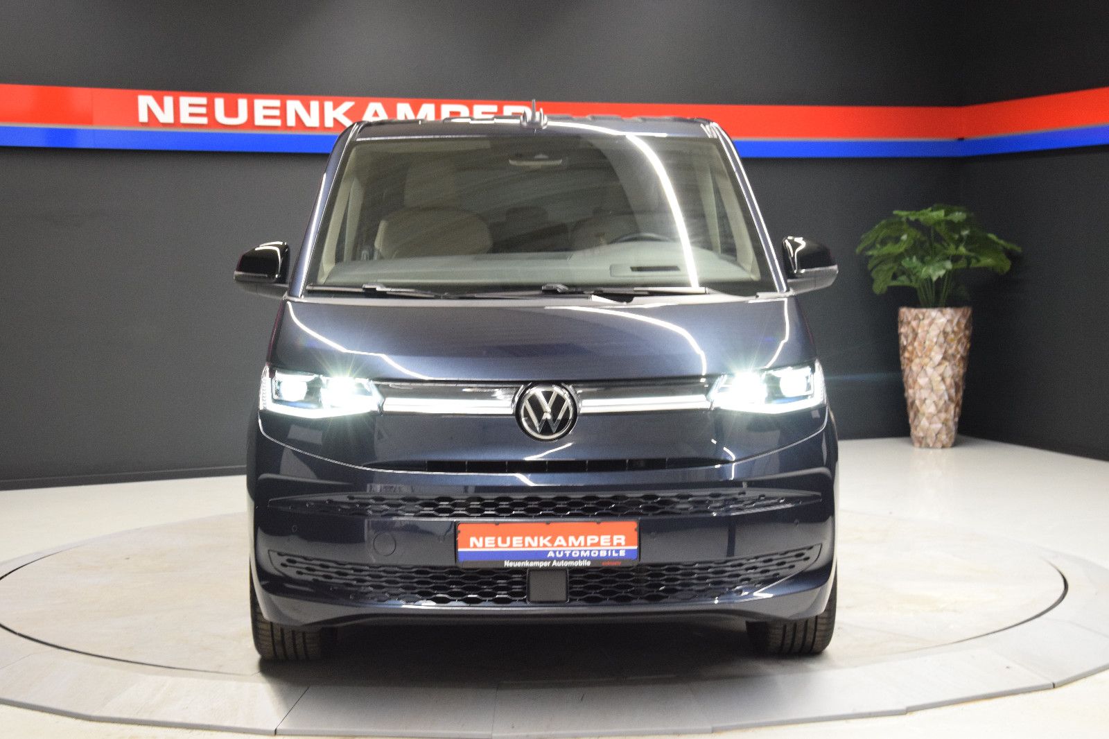 Fahrzeugabbildung Volkswagen T7 Multivan lang HUD ACC HK  Ambi. Matrix 7 Sitz