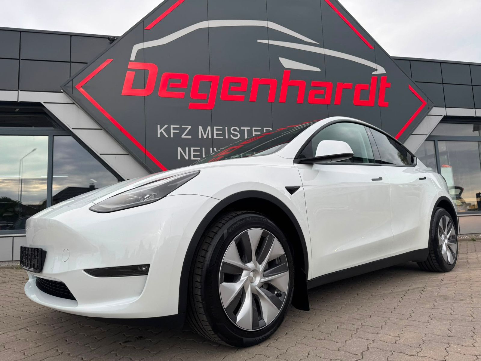 TESLA Model Y Long Range Dual AWD Matrix AHK Wärmepump