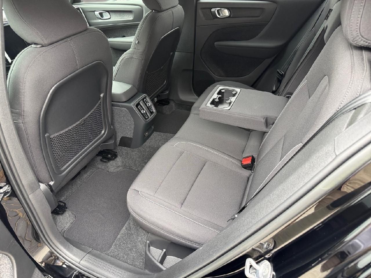 Fahrzeugabbildung Volvo XC40 Core Recharge Pure Electric 2WD