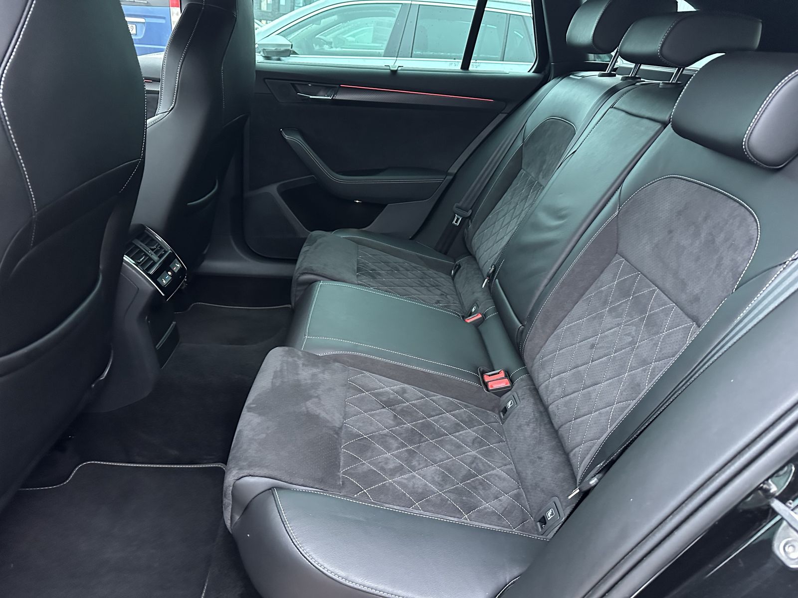 Fahrzeugabbildung SKODA Superb Combi Sportline NAV+LED+AHK+KAMERA+ACC+VC