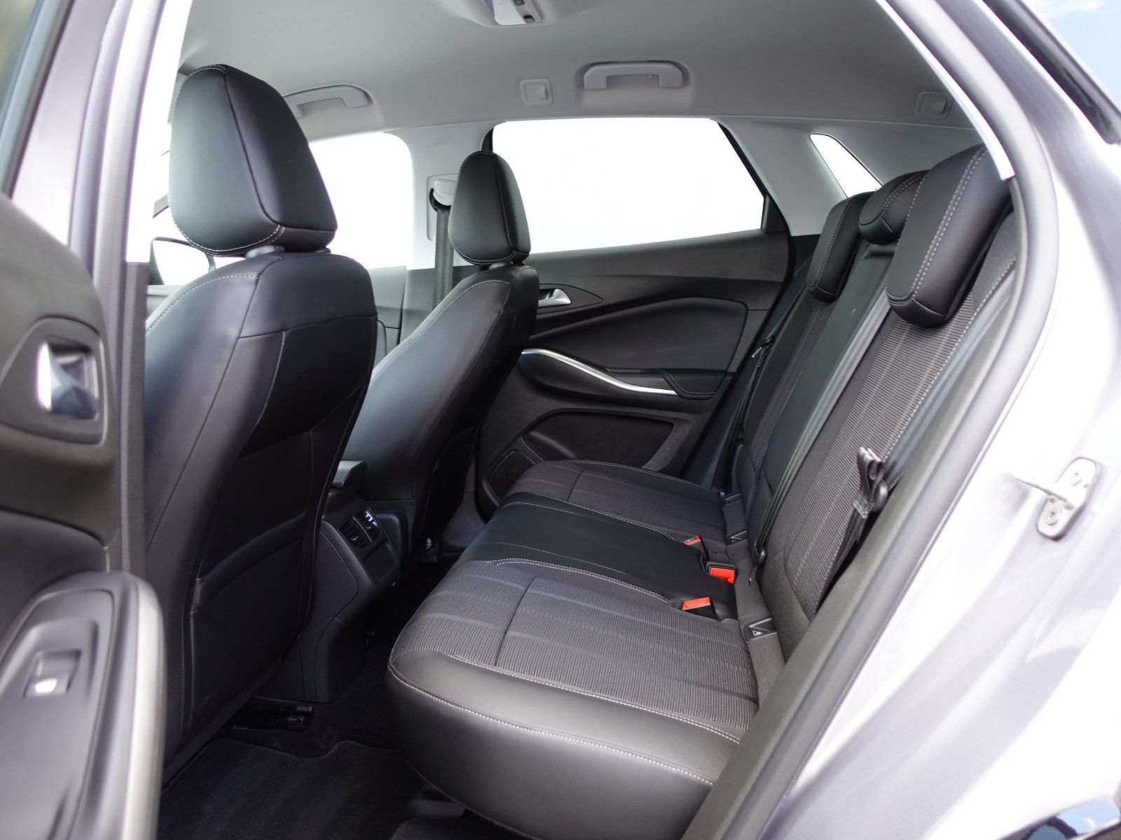 Fahrzeugabbildung Opel Grandland 1.2T AUTOMATIK,Navi,MatrixLED,Sitzhzg