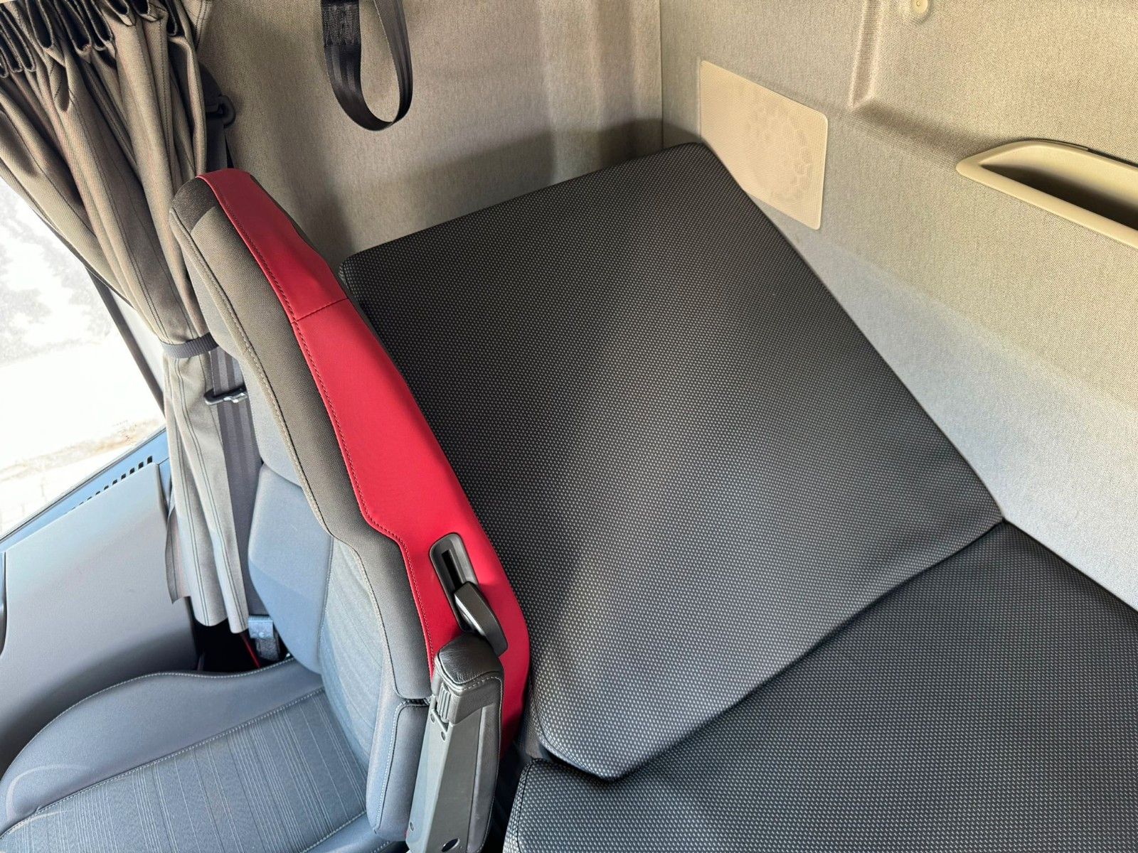 Fahrzeugabbildung Volvo FH 540 8x4 EU6 Retarder Lenk/Lift KESLA LK 9,4m